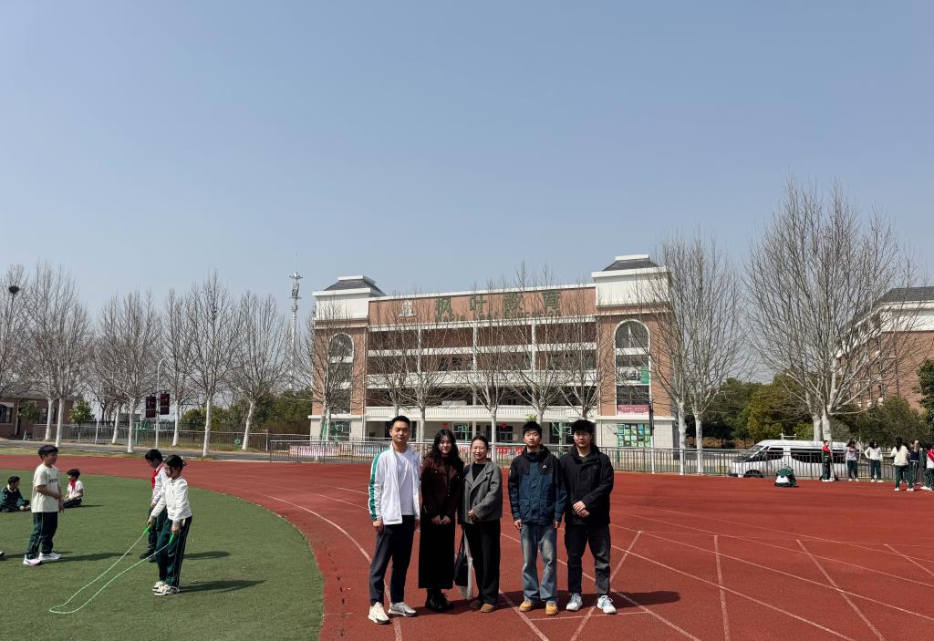 小教教师走访枫叶国际学校看望实习生